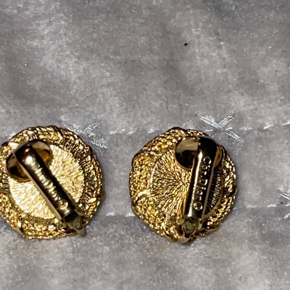 Christian Dior clip on earrings excellent condition Pearl has a iridescent color - Picture 4 of 9